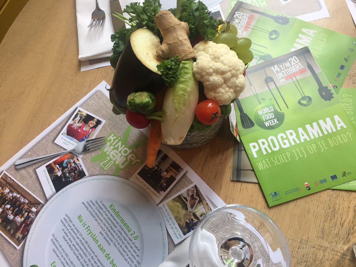 Vanavond serveren wij het eerste Friese Kindermenu 2.0 in <a href="/HotelPostPlaza/">Post-Plaza Hotel & Grand Café</a> Gemaakt en bedacht door leerlingen <a href="/EESTROOM/">IKC Eestroom</a> samen met de chef-kok <a href="/JongLerenEten/">Jong Leren Eten</a> <a href="/IVNNederland/">IVN Natuureducatie</a> <a href="/ggdfryslan/">GGD Fryslân</a>