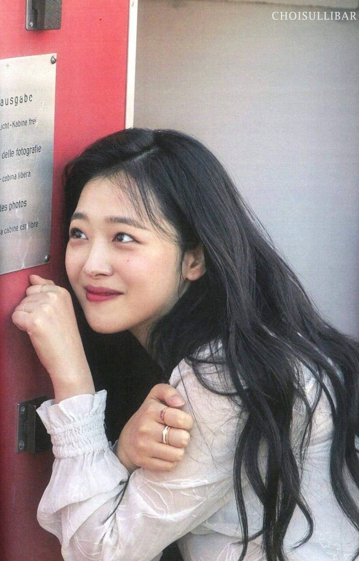 merianabella's tweet photo. #DearSulli, it must have been very difficult for you. It's okay, you did well. You were always beautiful and strong. Your warmth and bright smile would stay with us, always. Fly freely with the wind, little pear, the flower who bloomed beautifully in adversity. https://t.co/kOQVjAri8f