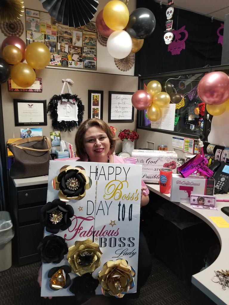 210Collectors's tweet photo. Boss's Day is in full effect at AT&T. @PatriciaG4119 displays the card her team made just for her. HAPPY BOSS'S DAY!
#nationalbossday #lifearatt #family #samakesitso #teamgonzalez https://t.co/4fYW8IRKii