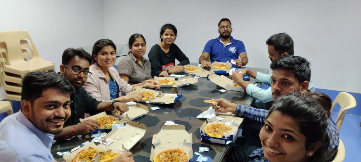 navsoftin's tweet photo. This is what Wednesdays feel like in Navsoft! Delicious pizzas have just arrived.
#Navsoft #TeamMumbai #OfficeTreat #WowWednesday
#workculture #lifeatNavsoft #TeamBonding #TeamSpirit 
#HappinessatWork https://t.co/SKNsHY1KAY