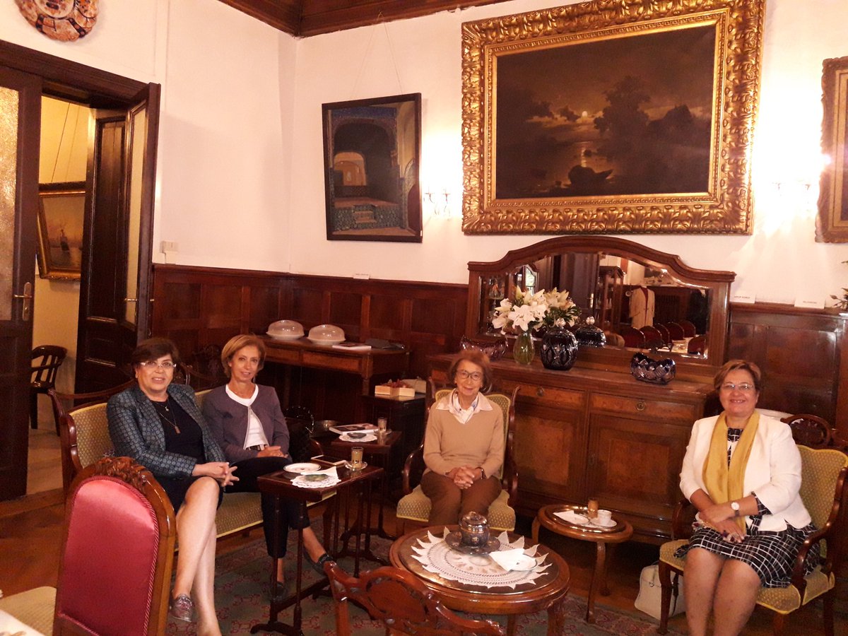 Pembe köşkde  5 çayı, Özden Toker Inönü'nün nazik daveti sevgili kızı Nurperi hanımla buram buram tarihin içine olmak inanılmaz güzel.