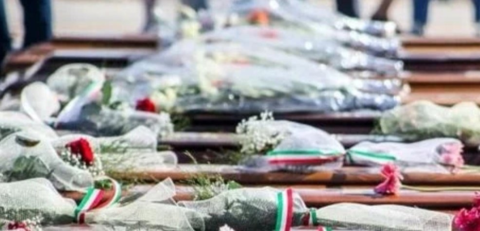 HelenaMaleno's tweet photo. El cadáver de una madre abrazada a su bebé. Eso es lo que recuperó ayer la guardia costera italiana del fondo del mar, junto a otros diez cuerpos inertes. En las fronteras de Europa todos son días de luto. https://t.co/Kl4J2ozqbr
