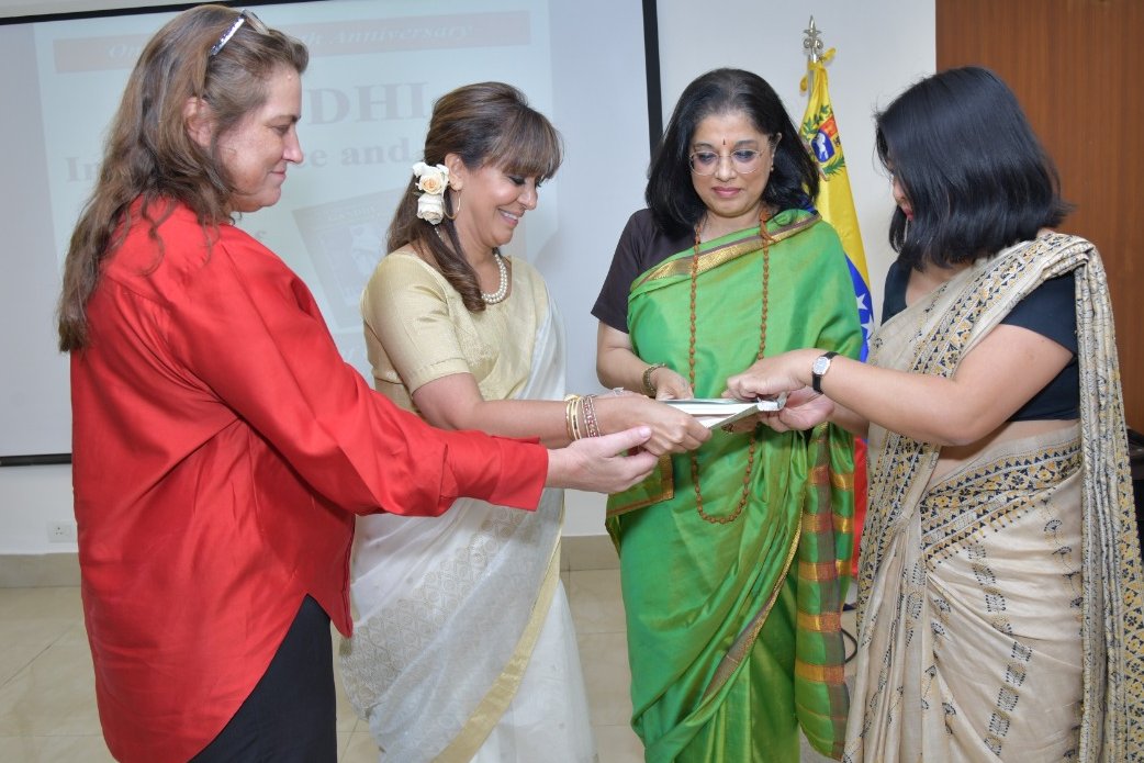 📸 Así se desarrolló el bautizo el libro #Gandhi Independencia y Paz escrito por Mónica Saiz en el Pravasi Bhartiya Kendra, espacio cultural adscrito a la Cancillería #India, en el cual está ubicado uno de los más modernos museos en homenaje a #GandhiAt150
