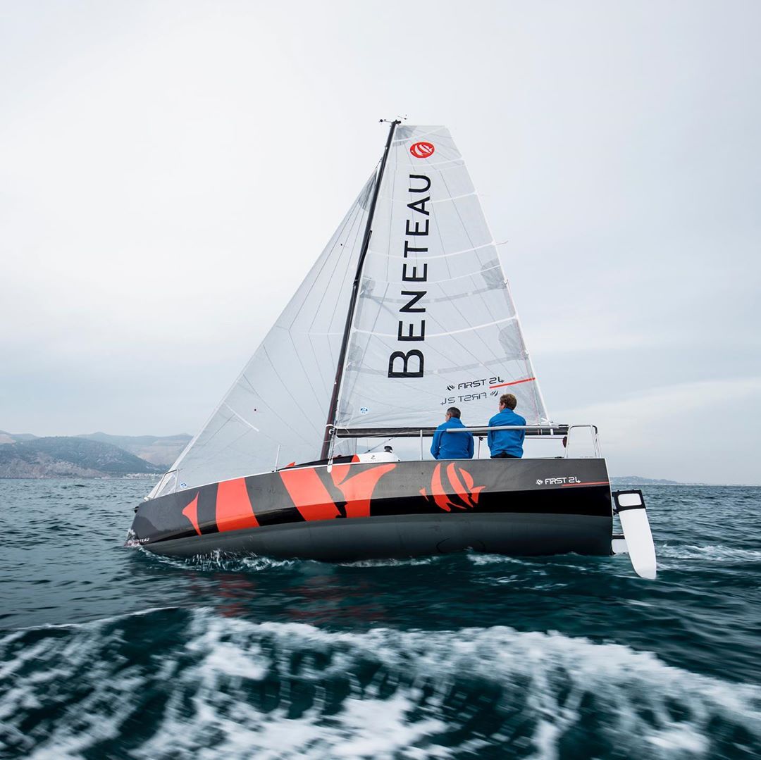 beneteau_sa's tweet photo. The First 24 is a stylish racer and a fast cruiser, an unparalleled compromise in the category of high-performance, transportable, cruising yachts. Ideal for racing with a crew of four, it can accommodate six on a coastal cruise, and eight on day trips. https://t.co/HTvEZr0QE8 https://t.co/BBVl9lyIqN