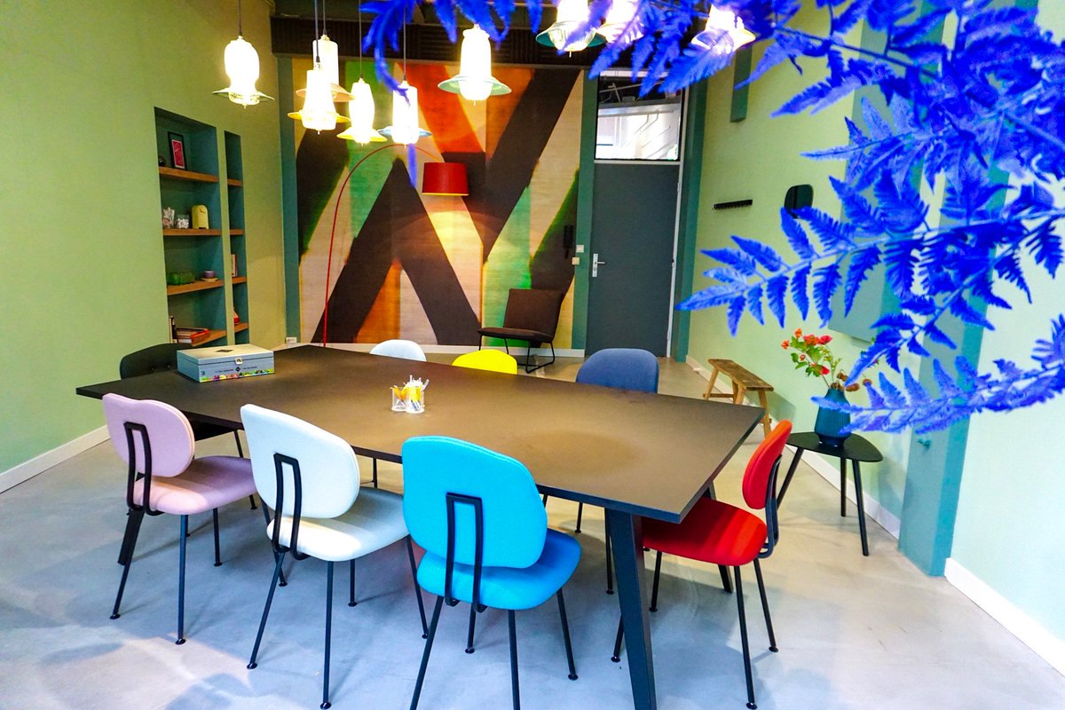 Vergaderen, brainstormen, een borrel organiseren of een training geven. Het kan allemaal in Hooghiemstra. We beschikken over diverse ruimtes, waaronder deze kleurrijke vergaderruimte! ✨