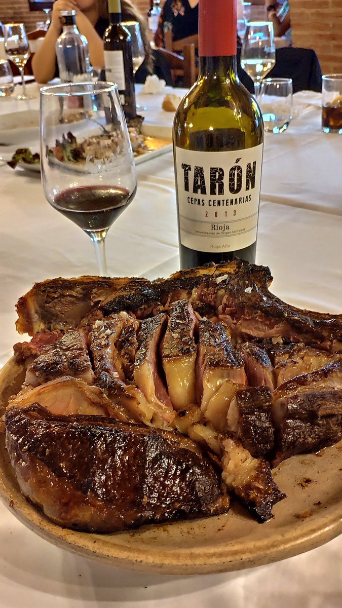 TaboadaWine's tweet photo. @BodegasTaron Cepas Centenarias with a proper huge T-bone with more than a month of maturation. BEST PAIRING EVER!!! https://t.co/CVgsGOo3wJ