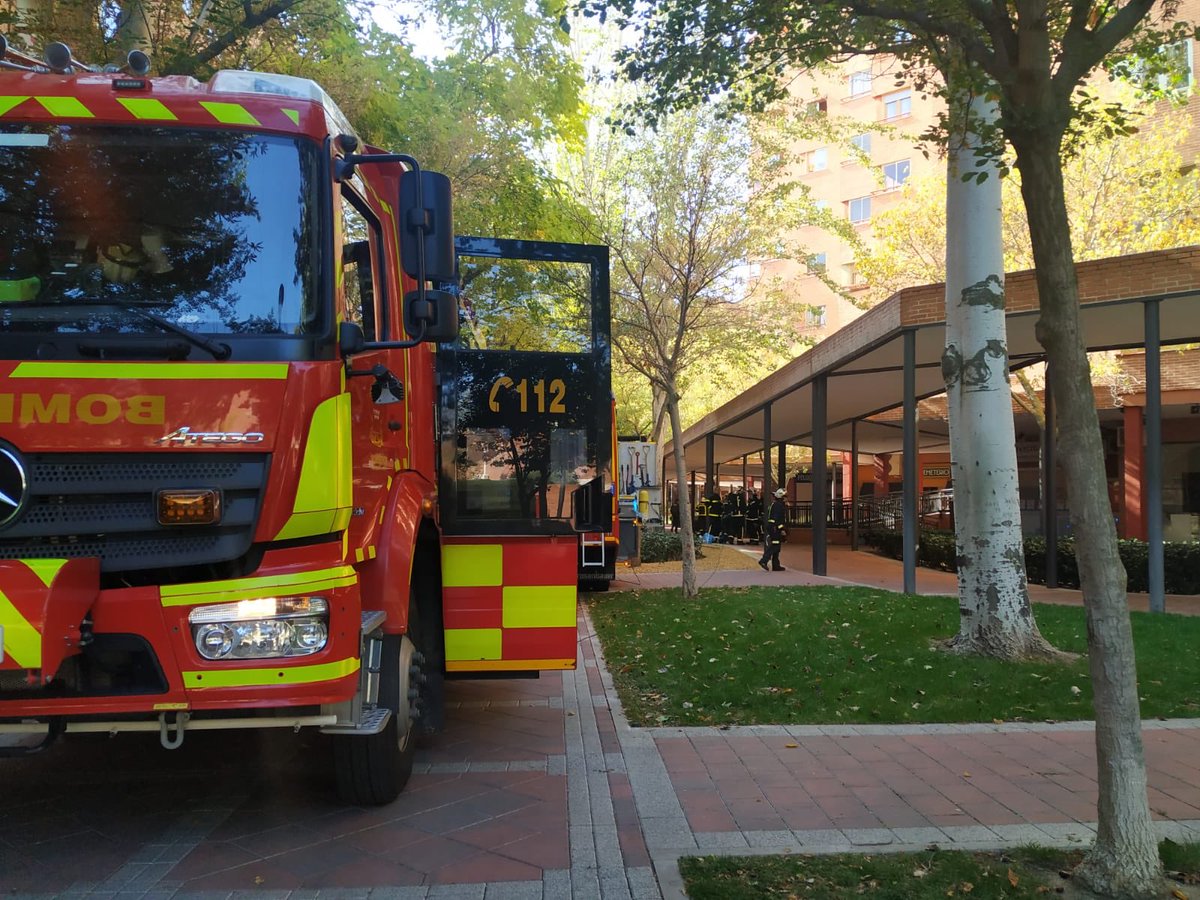 Parque_11's tweet photo. Incendio en un restaurante en #TresCantos .
#Parque12 #Trescantos #Parque21 #Coslada y @Parque_11 #Alcobendas J3 y J2
#BomberosCM https://t.co/IVfSMCbMFn