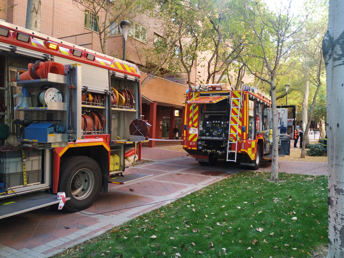 Parque_11's tweet photo. Incendio en un restaurante en #TresCantos .
#Parque12 #Trescantos #Parque21 #Coslada y @Parque_11 #Alcobendas J3 y J2
#BomberosCM https://t.co/IVfSMCbMFn