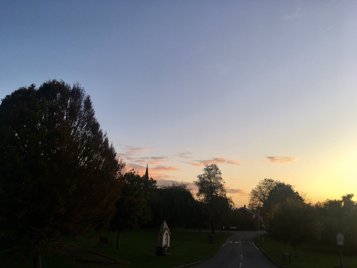 #viewfromthewindow 🌅 Sun Setting on the village for today #hertfordheath #villagegreen #villagelife #local #communityhub