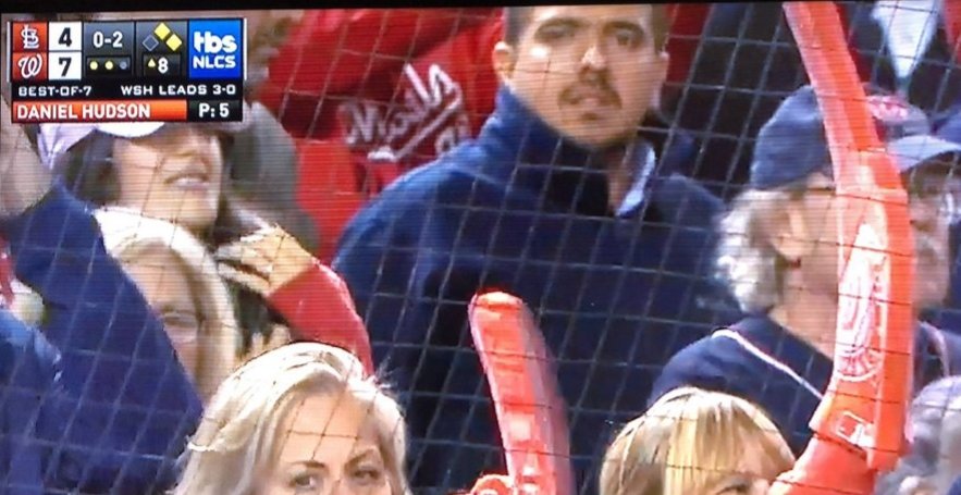 Que <a href="/stalin_gonzalez/">Stalin González</a> vaya al béisbol no me molesta; lo que me arrecha es que siendo un político venezolano y su país de cae a pedazos, el muy "toche" vaya a VIP y se dé la gran vida mientras aquí mueren Venezolanos de hambre.
"No es más toche porque no entrena"