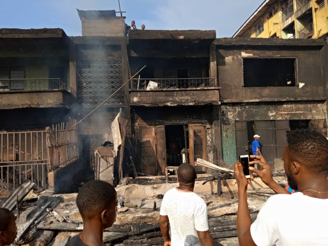 CreamyDLaCream's tweet image. Ochanja market on 🔥 fire, no 🔥 fire service to do their job, gun blazing everywhere, Anambra residents pls confirm 👇👇
#Anambragovernment ##UpperIweka #Toto #InnosonVehicles #Messi #DemocraticDebate #ASUU #WorldFoodDay #Mercenaries #WednesdayWisdom #ZeroHunger #fireservice