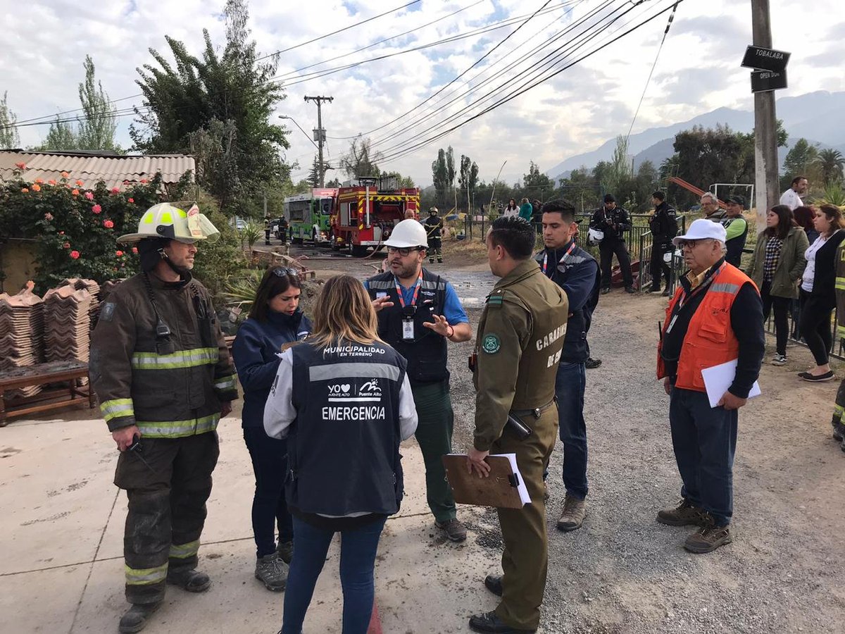mpuentealto's tweet photo. Esta mañana hubo un incendio en la Villa La Isla que destruyó completamente dos casas. Nuestro equipo Municipal estuvo en terreno colaborando con @cbptealto y ya va en camino la ayuda para las familias damnificadas. https://t.co/75WOVpEBpN