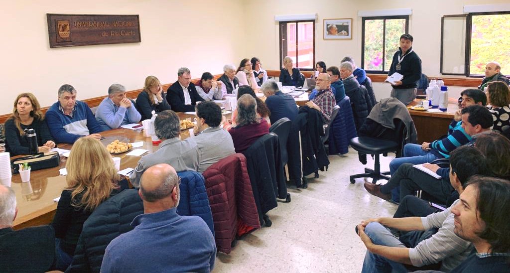 Exactas_UNRC's tweet photo. En el marco del #CACI2019 Se lleva a cabo la reunión plenaria de la RedUNCI, en donde el prof. Marcelo Arroyo, presidente del comité organizador del @cacic2019 , presenta las carreras de computación de nuestra Facultad y la historia del Departamento de Computación https://t.co/XoS3hoQVEK