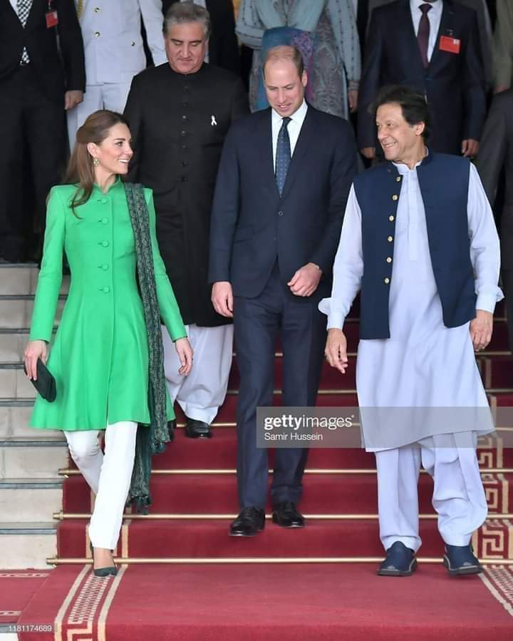 QueenElizabethk's tweet photo. #RoyalsVisitPakistan 
#RoyaltourPakistan 
Shazada to Imran khan lag raha he https://t.co/uidT9bCPXY