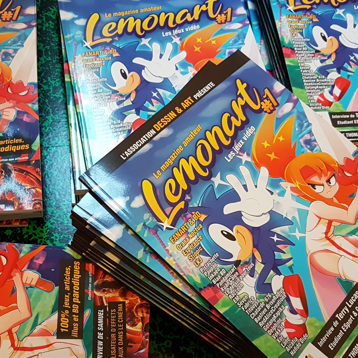LemonartFR's tweet photo. Les citrons 🍋!! Les colis sont arrivés ! Les #magazines sont nickels : Pas d'erreurs ( on flippait de ouf !! 

Il ne manque plus que les feuilles à découper qui devraient arrivés aujourd'hui ou demain !! Onnnnn est trop heureux 😍

#crowdfunding #art #manga #ulule #lemonart https://t.co/47YSvXN0gW