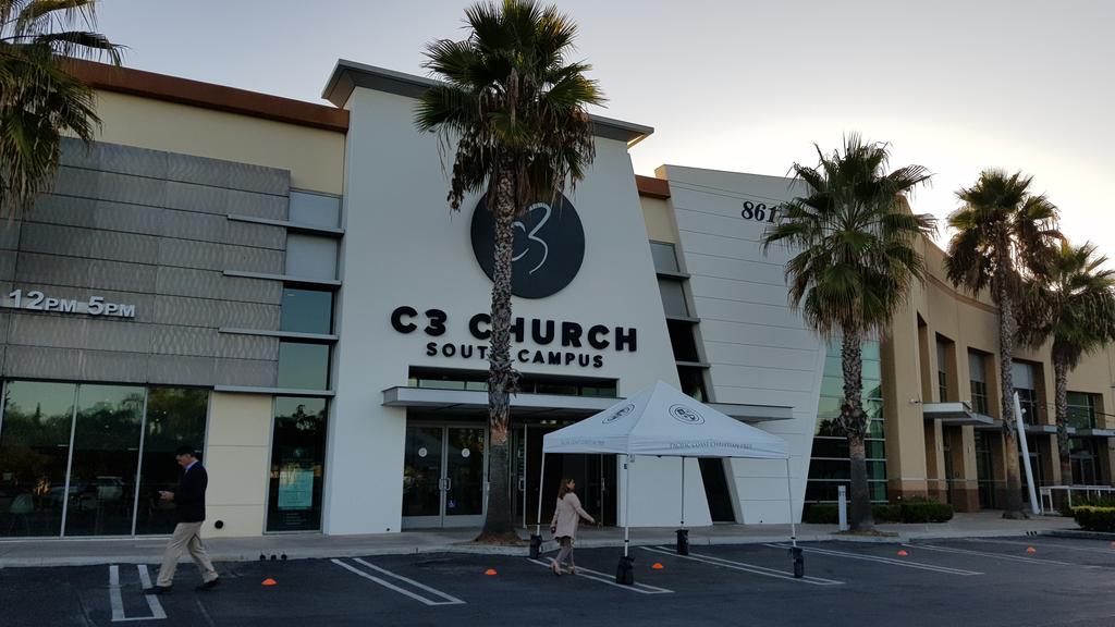 drack42's tweet photo. Great to see #innovation happening in different ways. Yesterday I visited this school in San Diego that was utilising a church space during the week that was in a shopping mall. #makethink https://t.co/FFmKvLlsb4