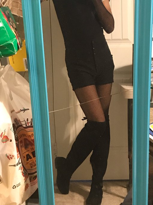 Fishnets make me feel sexy. Do they make me look sexy? https://t.co/3fHYPuZ6sg