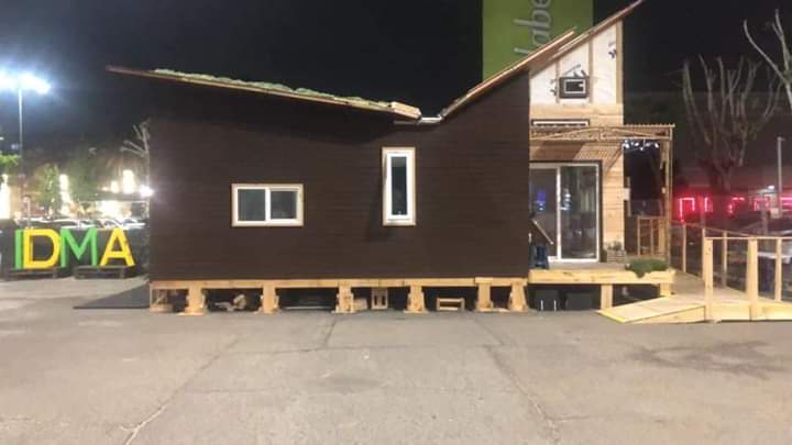HectorOlivo's tweet photo. Orgulloso del proyecto Casa Raíz en Mall Maipu, estudiantes y docentes del IDMA, diseñaron y construyeron esta vivienda social ecológica: aislación, sistema solar térmico y fotovoltaico, muros verdes, recuperación aguas grises.IDMA único CFT finalista #CasaRaíz #ConstruyeSolar https://t.co/6rLBRpLfb7