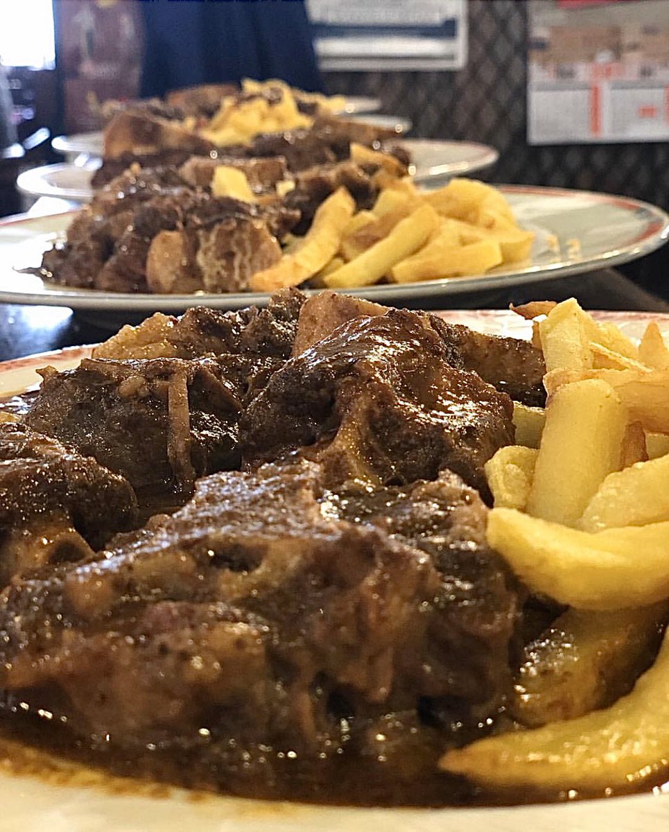 laspiletas1's tweet photo. Pequeños placeres de la vida, nuestra espectacular cola toro y no es por nada pero está de muerte !!
#laspiletasfood #sevilla #realfood  #carne  #sevilla #andalucia #meat #comidacasera #comidatradicional #coladetoro #bullstail #food #restaurantessevilla #coladetoro https://t.co/i3Fe6WIajF