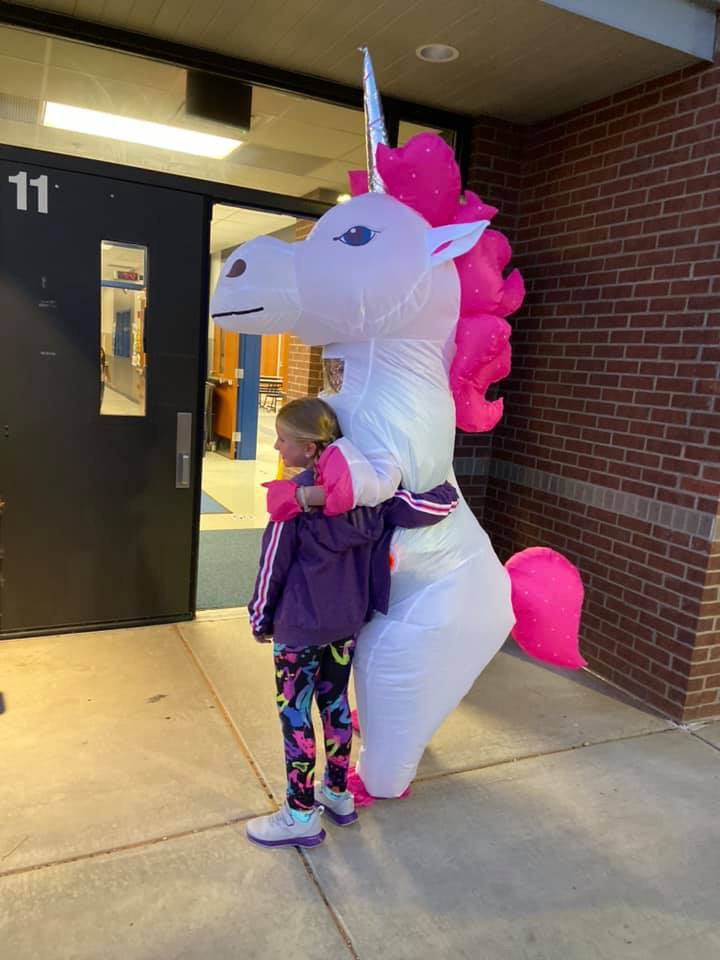 uplandheights's tweet photo. Welcome to "Wacky Wednesday" at Upland Heights! We think we topped "T-Rex Tuesday" last week!  These crazy animals greeted students today and brought lots of smiles to lots of faces! #thefrenshipway https://t.co/3uCmp3n8pv