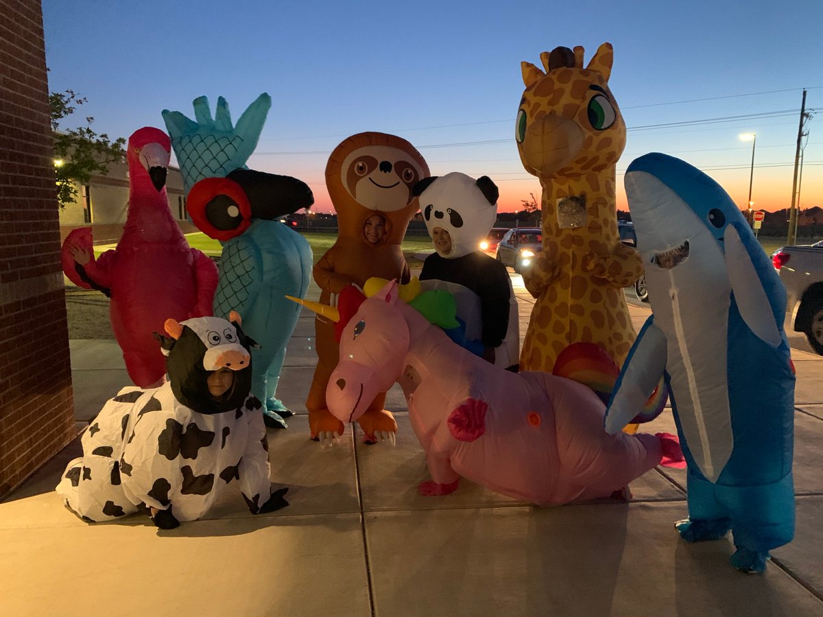 uplandheights's tweet photo. Welcome to "Wacky Wednesday" at Upland Heights! We think we topped "T-Rex Tuesday" last week!  These crazy animals greeted students today and brought lots of smiles to lots of faces! #thefrenshipway https://t.co/3uCmp3n8pv