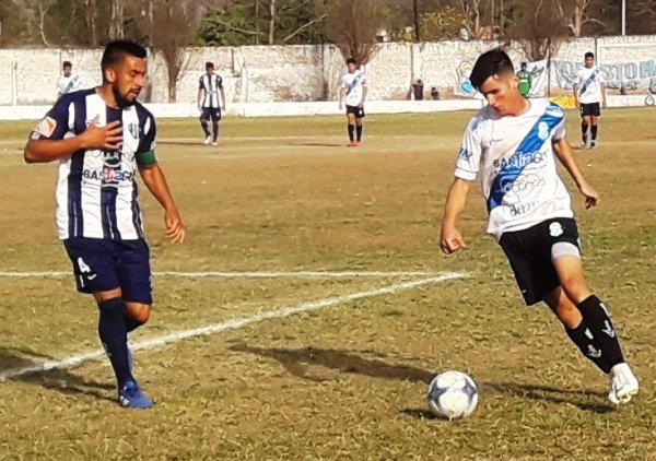 #CcaFutbol
El clásico con <a href="/SarmientoLB/">C. A. Sarmiento</a> se jugará este domingo a las 17 hs en el Estadio Ciudad de La Banda por la fecha 8 del Anual de la <a href="/lsfoficial/">Liga Santiagueña</a> Es la gran oportunidad de volver al triunfo y seguir con chances de clasificación #VamosCentralArgentinoTodavia 🏳💙💪