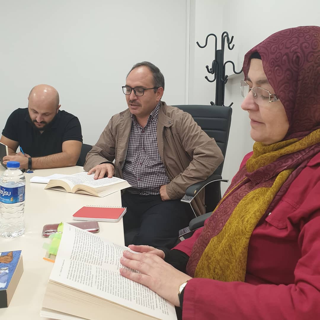 SDU_ESMAM's tweet photo. Kınalızade Ali Efendi'nin Ahlâk-ı Alâî adlı eserini, Maverâ Okumaları kapsamında kritik ettik. Üniversitemiz Kınalızade Islam Arş. Merkezi Müdürü Doç. Dr. Ayşe Sıdıka Oktay programımıza katılarak, hem Kınalızade Ali Efendi hem de ahlâk anlayışı üzerine bilgi paylaşımında bulundu. https://t.co/iG4QhNi4Rj