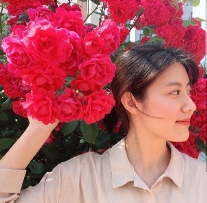 Mejillasrosa's tweet photo. My queen of flowers🌷🌹🌻🌼🌺🌸
© - Haneulnari Fancafe 
    - IG: hyuniiiiiii_95917
#NamJiHyun https://t.co/biNQNcYjZc