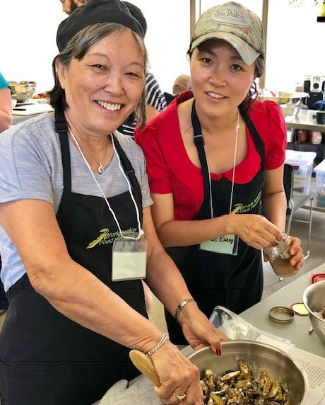 YRFoodNetwork's tweet photo. Our #CommunityCooks classes in Sept. were about keeping it simple with sheet pan & one skillet meals using local produce. We made one skillet lasagna, a Mexican sheet pan meal with soft tacos, salads & desserts. 68 participants packaged 111 meals which were donated to @CMHAYork https://t.co/WdFZKjAWQD