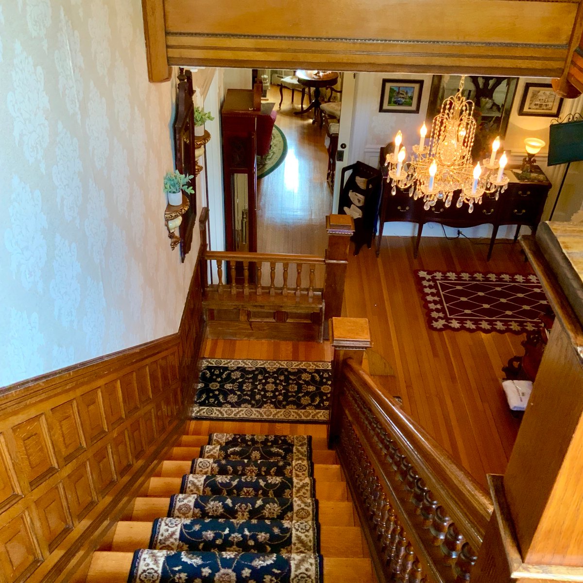 inn_victorian's tweet photo. ...the view as you walk down to the main floor...it’s all in the details!
#getaway  #vacation #wallingford #connecticut #bnb #bedandbreakfast https://t.co/thsi0AVpOe