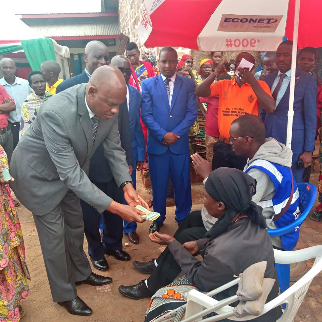 RTNBurundi's tweet photo. #Burundi Le @MinistereDPHASG en collaboration avec l'église #FECABU appuyés par Tear Fund donne une aide à 185 ménages de #Mutaho victimes des pluies diluviennes du 2 septembre 2019. Chaque ménage reçoit 20 tôles et 375 mille Fbu pour l'achat du materiel de première nécessité https://t.co/l70FS14Lte