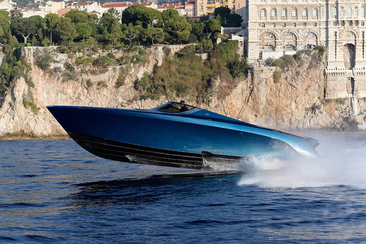#DrivetheWaves with the #AM37 Aston Martin Powerboat