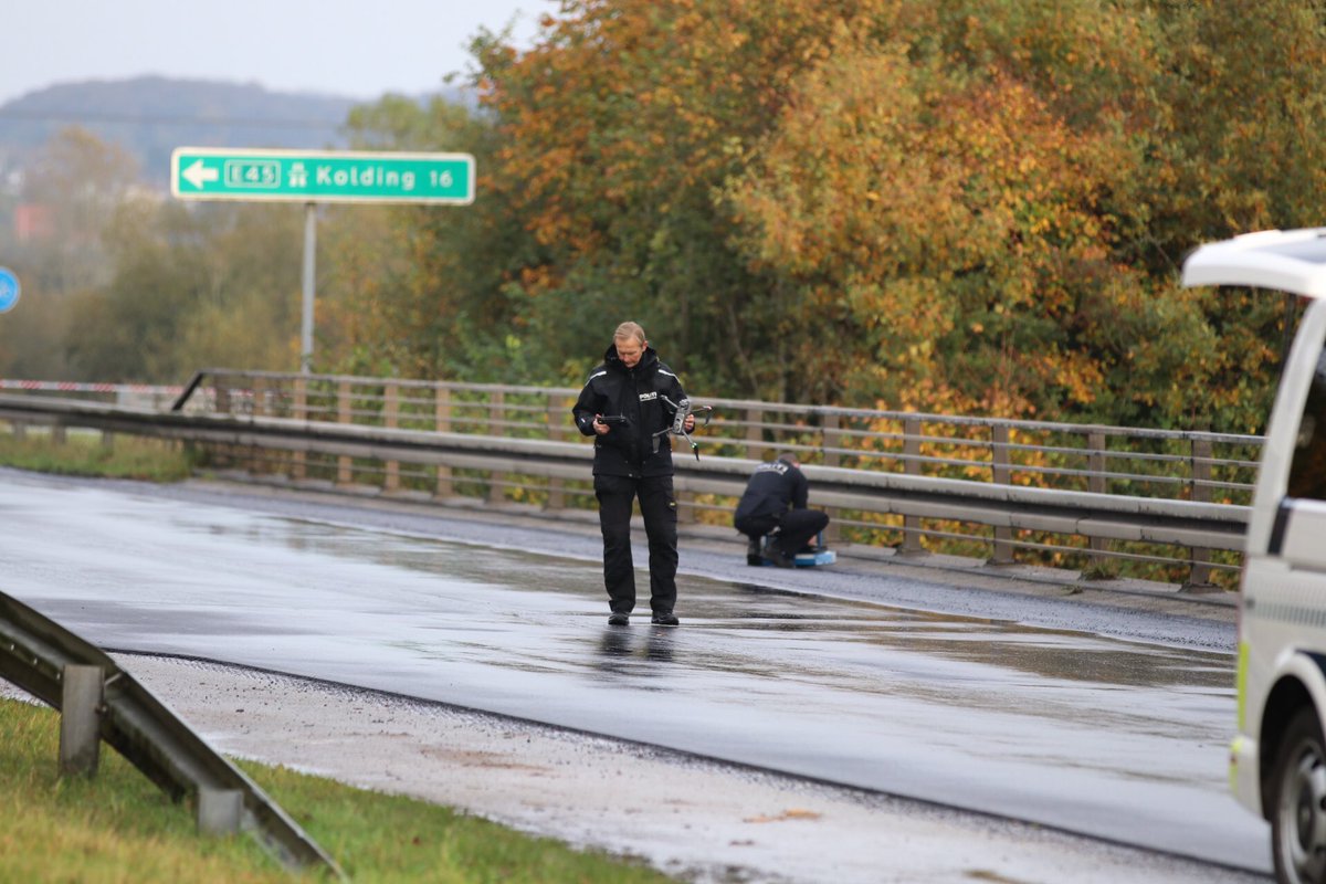 pressefotosdk's tweet photo. Stenkast på sønderjyske motorvej onsdag eftermiddag. 
#stenkast #politidk #nyheder https://t.co/fGV5o8Y3uK