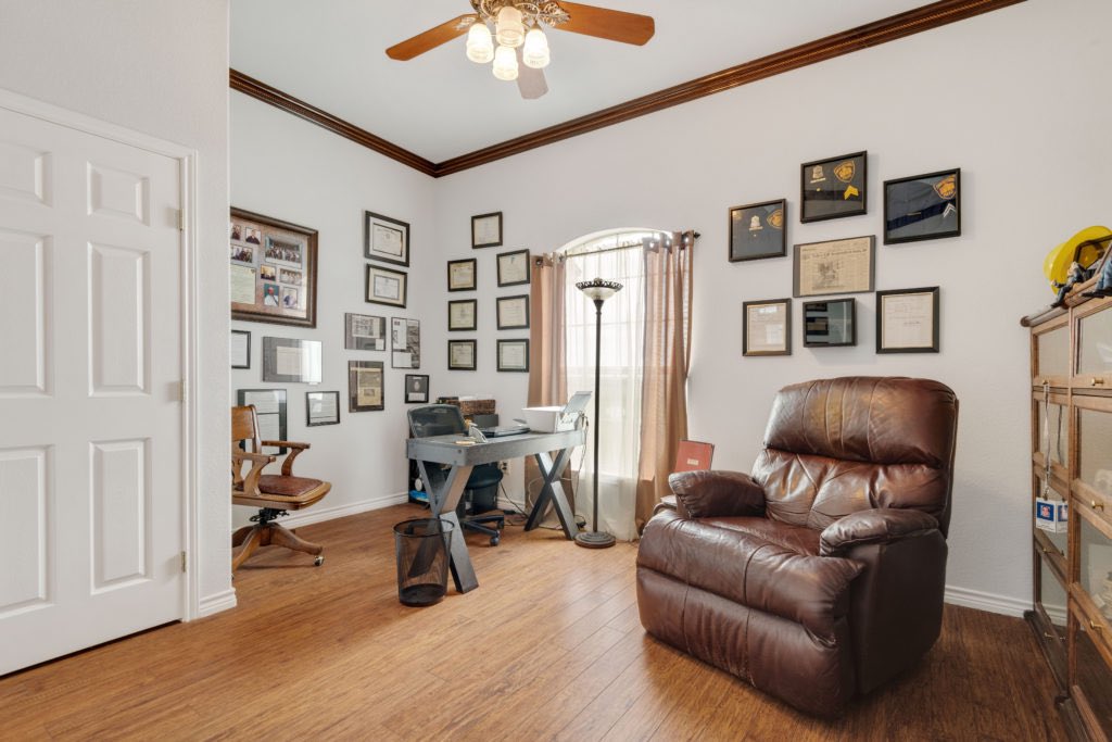 TX_Ranches4Sale's tweet photo. Luxury ranch home with 200 acres in McCoy, TX. This home is 3 bed/2 full bath/2 half bath with a barn and other working facilities come with the property. 

#buylandlivewell #luxuryhome #ranchhome #southtexas #landsofamerica #ranchbroker #cattleranch #betterouthere https://t.co/gLmb4mVQtL