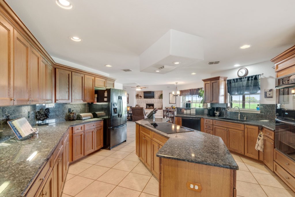 TX_Ranches4Sale's tweet photo. Luxury ranch home with 200 acres in McCoy, TX. This home is 3 bed/2 full bath/2 half bath with a barn and other working facilities come with the property. 

#buylandlivewell #luxuryhome #ranchhome #southtexas #landsofamerica #ranchbroker #cattleranch #betterouthere https://t.co/gLmb4mVQtL