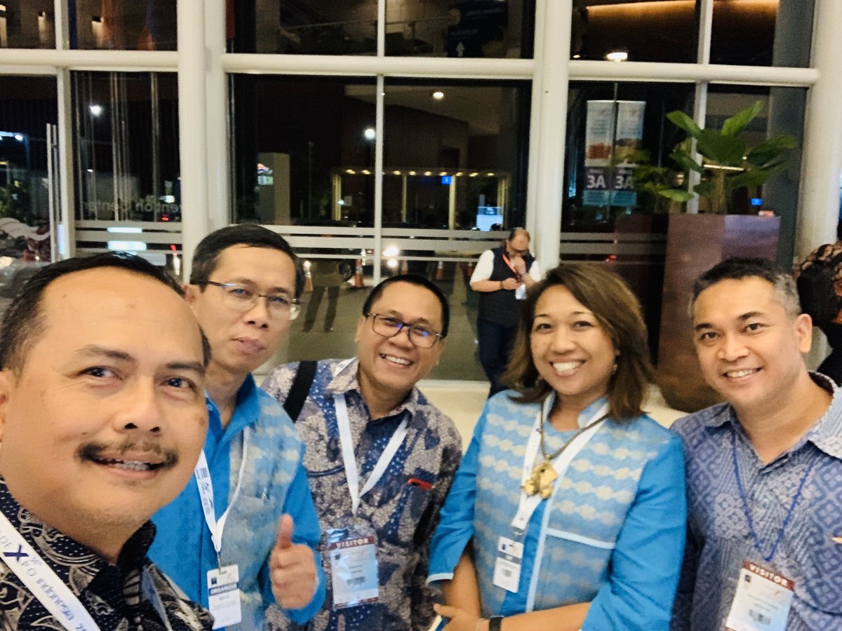 MadeMarthini's tweet photo. One of the beauty of @tradexpoid is.... a perfect place for a reunion ! This time with @kbrisingapura team: pak Dubes @SwajayaN #Atdag #EconomicSection https://t.co/zkZiFJg9PW