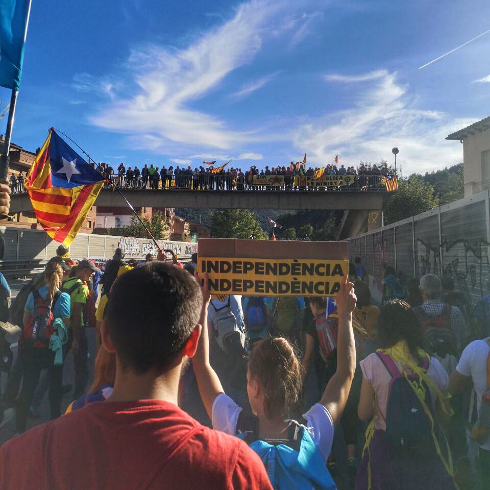 asspopularvic's tweet photo. ⚠️ La C-17 / C-25 ja torna a estar tallada! I mentrestant la Marxa per la llibertat que ha sortit aquest matí des de Vic, ja passa pel Figaró!
#MarxesXLlibertat #PobleIngovernable #MarxesPerLaLlibertat #CDRenXarxa https://t.co/9XtO8FNeEW