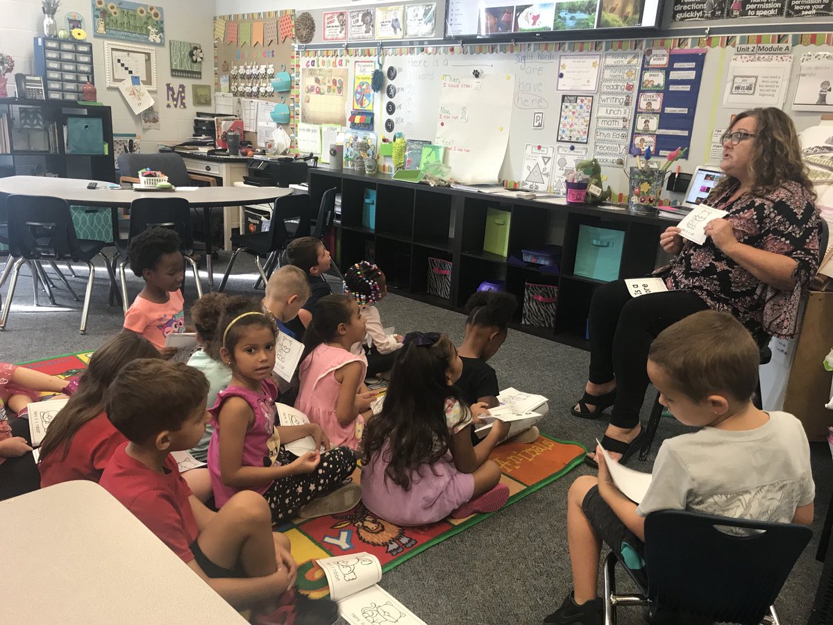 ChascoElem's tweet image. Kindergarteners Reading and learning their sight words. #ReadingandLearning #HearUsRoar
