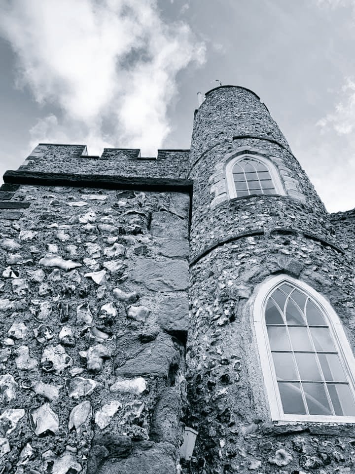 LewesCastle's tweet image. Children from @GlebePri in Southwick enjoyed counting our 100+ steps today. They managed to miss the rain showers too. ☔ #castlelife #Normans