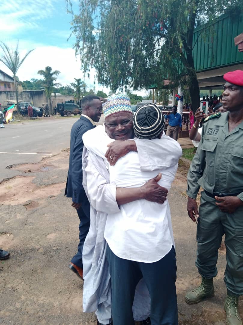 HonneurFidelite's tweet photo. Mr Ekeom Polycarb an ex fighter stole the show and had a standing ovation when he took the floor today to convince his misled brethren to drop their weapons, join the DDR for an eventual reintegration of normal life
#MashFire
#WinningFatly 🇨🇲 https://t.co/64QNvt1eR0