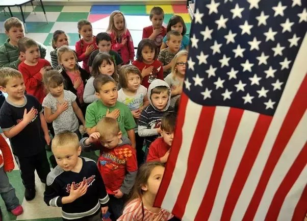 Американский урок истории. Клятва флагу США В школах. Дети в Америке. Дети в американской школе. Америка для дошкольников.
