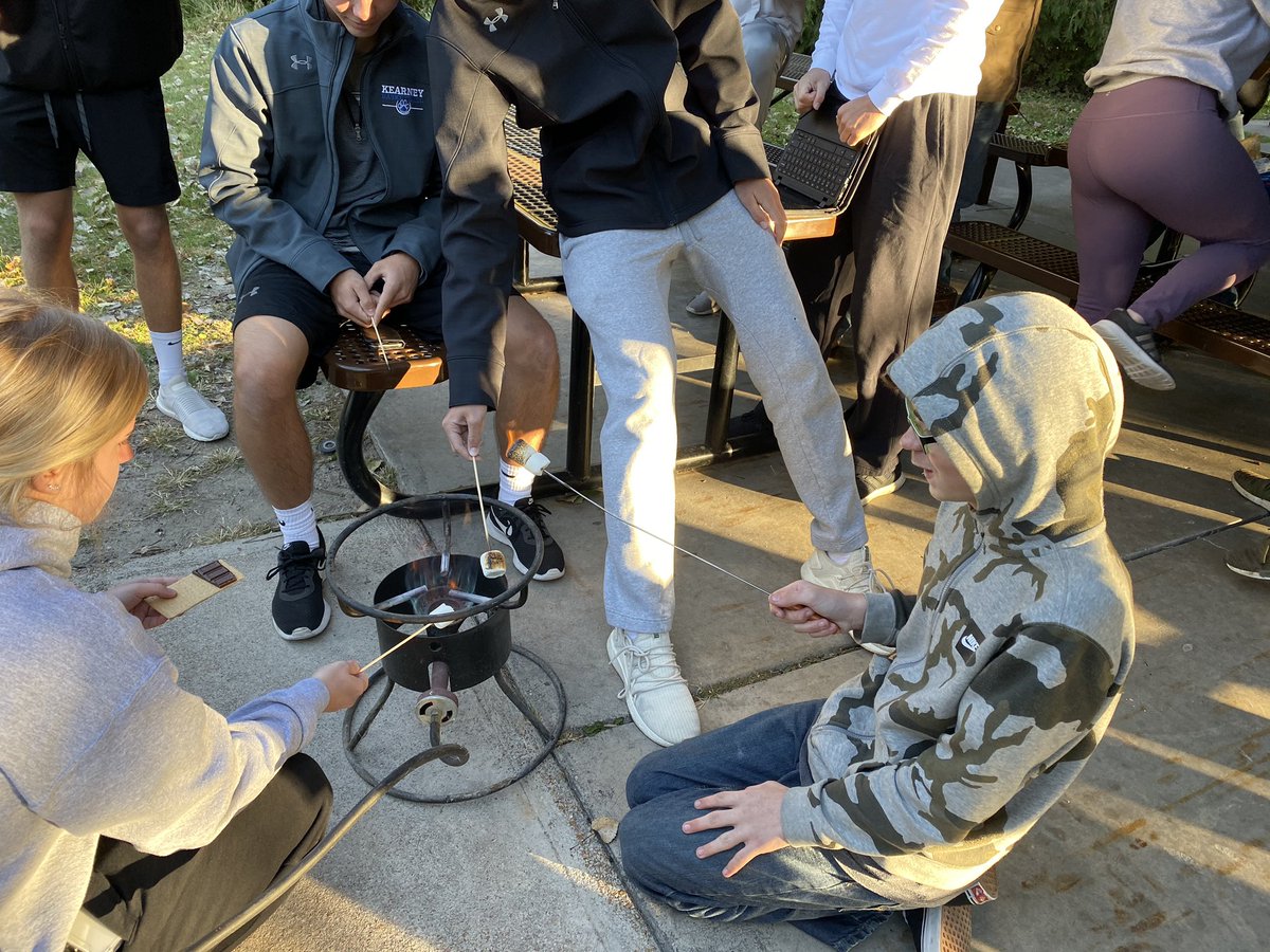 KHS_OutdoorPE's tweet photo. Can’t have an outdoor PE class without working on our s’mores mechanics #roastthemallow @Loofe33 @KHSathleticmed https://t.co/wOsnD2QySj