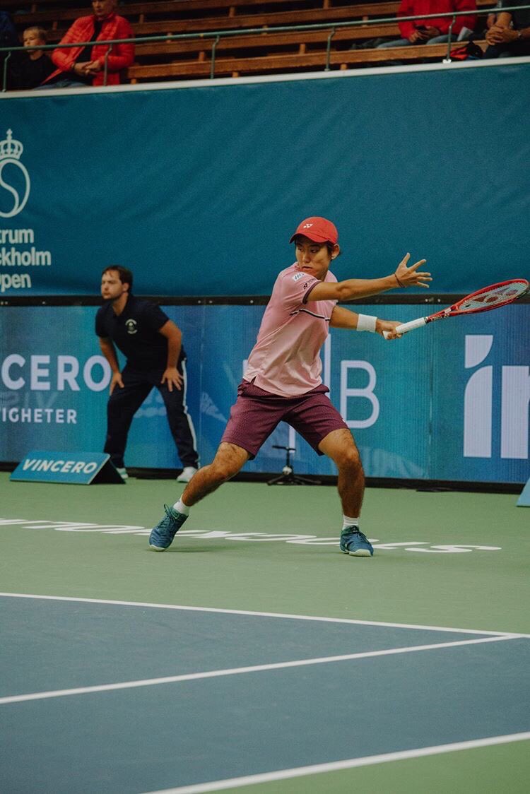 Actusport23's tweet photo. Tennis (ATP Stockholm):
➡️ Yoshito Nishioka fait tomber la tête de série numéro 3, l’américain Taylor Fritz (7/5 6/4) et se qualifie pour les 1/4 de finale. https://t.co/XDqLQURggj