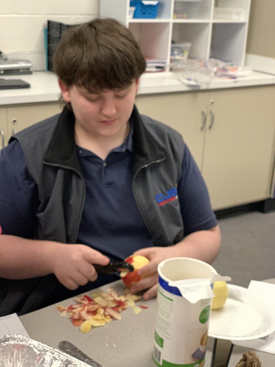 TurnersLearners's tweet photo. We used the apples we picked yesterday to make apple crisp today! Farm to table followed by reading recipes, measuring, following directions, working together, and using kitchen safety rules. Learning is sweet. 🍎 https://t.co/aA6f1O9VFh