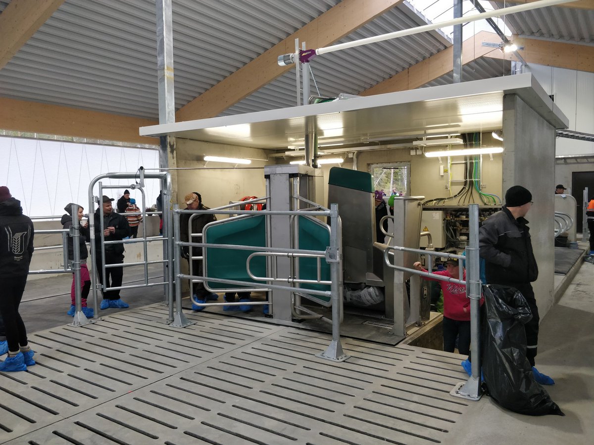 petterivirtane5's tweet image. Avoimet ovet tänään Valtimolla. Maitomestari Mono näytti kiinnostavan. Ei ollut moittimista maisemassakaan. #gea_farming #mestarifarmi #dairyrobot #monobox