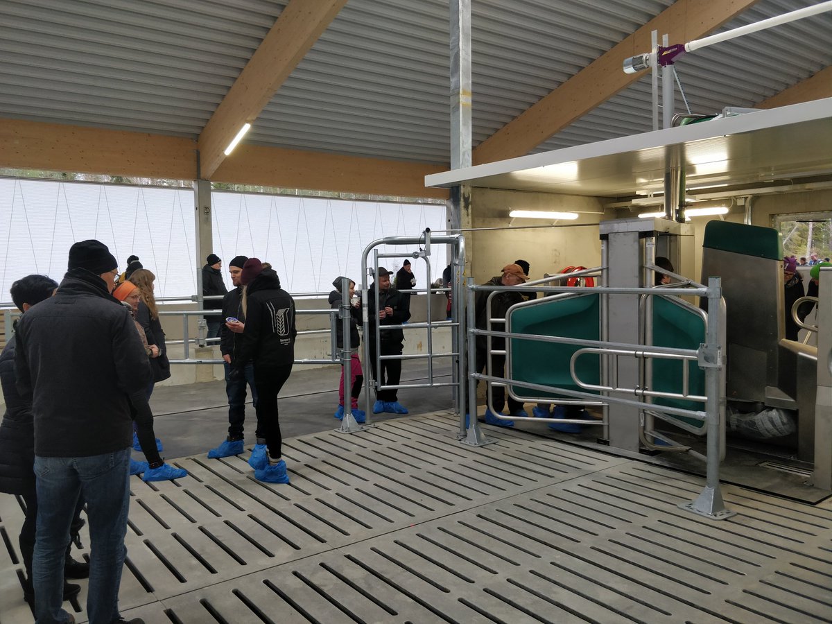 petterivirtane5's tweet image. Avoimet ovet tänään Valtimolla. Maitomestari Mono näytti kiinnostavan. Ei ollut moittimista maisemassakaan. #gea_farming #mestarifarmi #dairyrobot #monobox