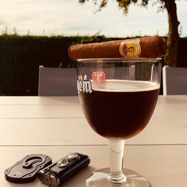 Throwback to better weather... Outside with a nice Bolivar which ended up going together quite well with dark Westmalle. (@westmallebelgium) And yes, I know, it’s in the wrong glass... 🙄) #cigar #havana #belgianbeer #trappist #trappistbeer ift.tt/2MLekuH