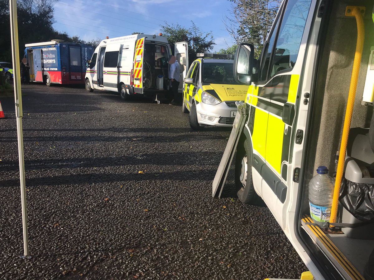 DVSAEnforcement's tweet photo. Busy day with @RPUCarms, @BreconRPU ,@SWP_Roads #swpcvu @HMRCgovuk at #Swansea! 🚔
Lots of defects & offences dealt with, including one chap who thought he was fine to be driving using his friends digital #Tachograph card....as he didn’t have one🤦🏻♂️
Driver dealt with by our TE 🚫 https://t.co/scueDKOXvt