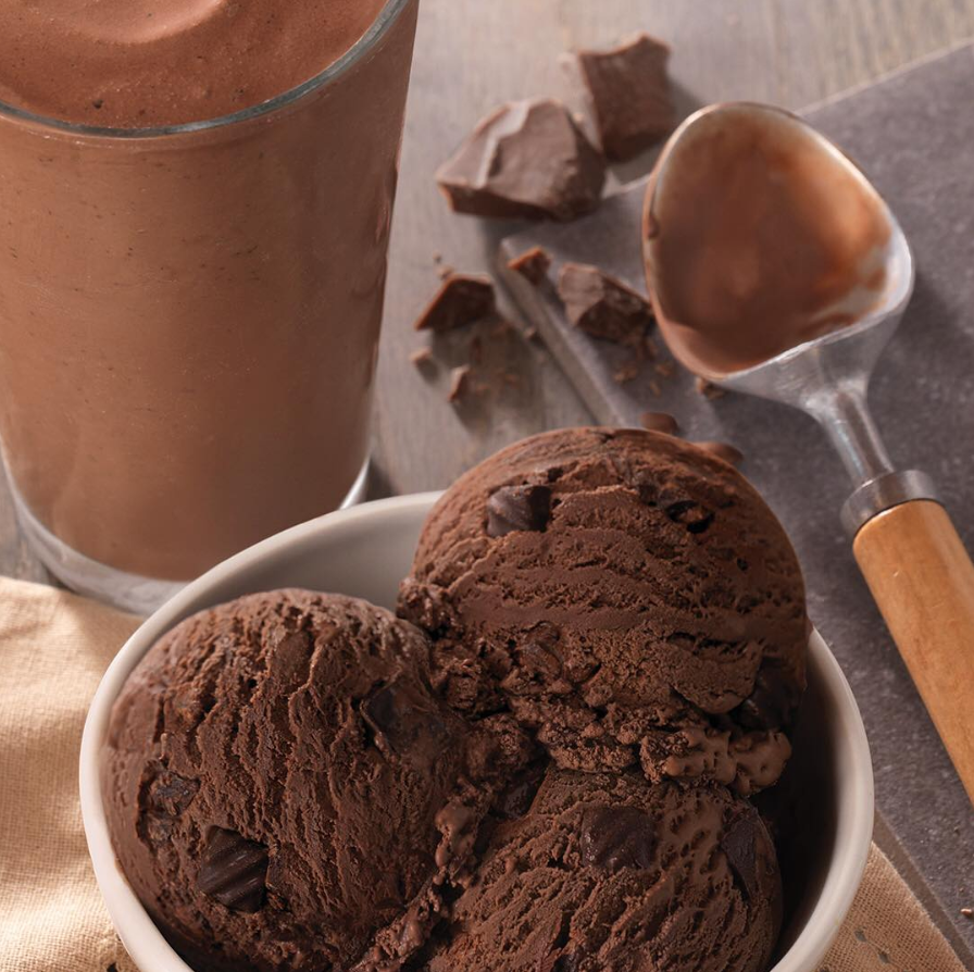 Demasiado chocolate 🍫 ❤. ¿Qué es eso? Nunca es demasiado cuando  se trata de saborear alegría. Disfruta de nuestro sabor del mes… ¡Chocolate… por solo RD 99! #CeleBRa #BaskinRobbins #ChocolateLovers #comidacasual #serviciorapido #RSR