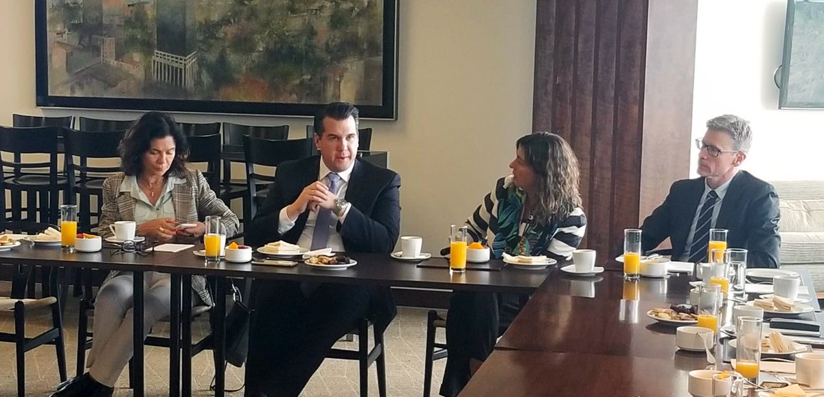 La vivienda es una prioridad para 🇦🇺🇨🇱. Hoy el Ministro🇦🇺 de Vivienda <a href="/MichaelSukkarMP/">Michael Sukkar</a> conversó con la delegación <a href="/auscham/">AUSCHAM Chile</a>/@CamaraCChC sobre su visita a 🇦🇺, y experiencias similares como poblaciones ↗️, planes urbanos, una falta de vivienda y #NIMBY. <a href="/Minvu/">MINVU - Chile</a> <a href="/pazserraf/">Paz Serra</a>